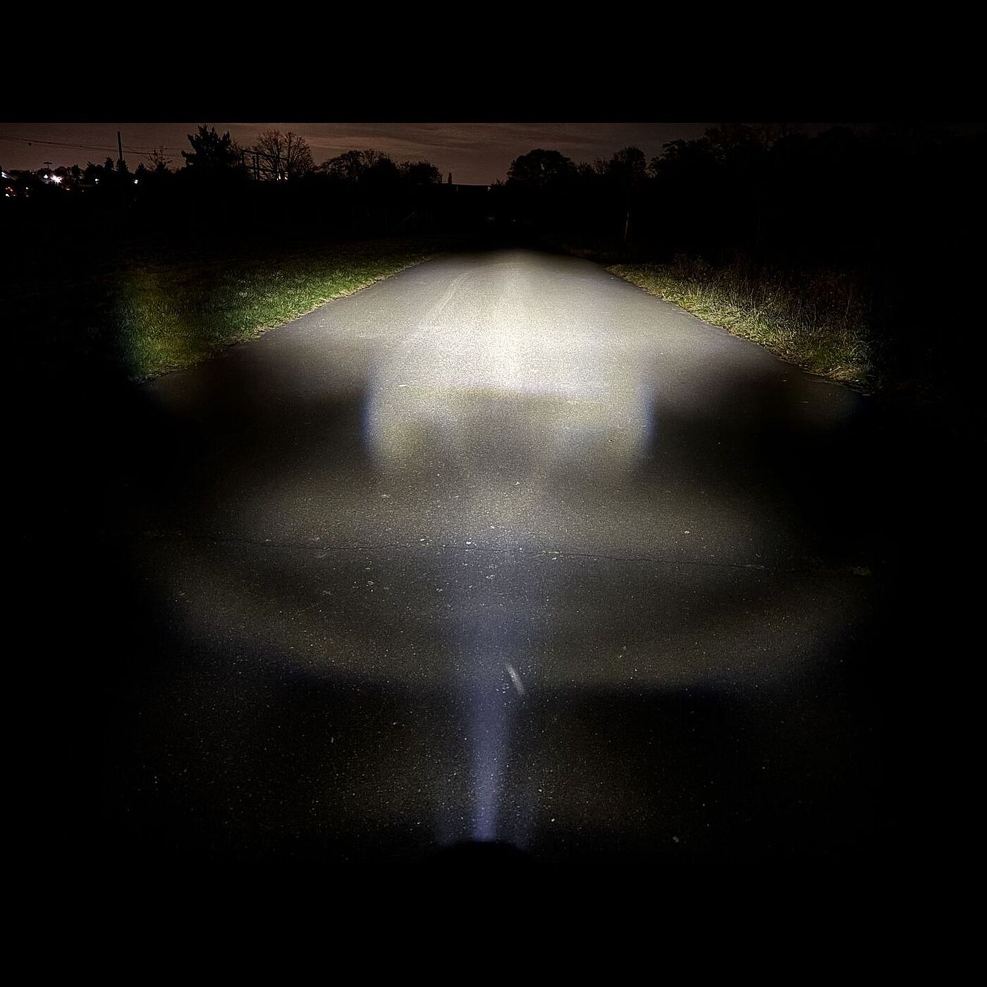 Der Lichtkegel des Cateye-Scheinwerfers in der höchsten Stufe in dunkler Umgebung. 