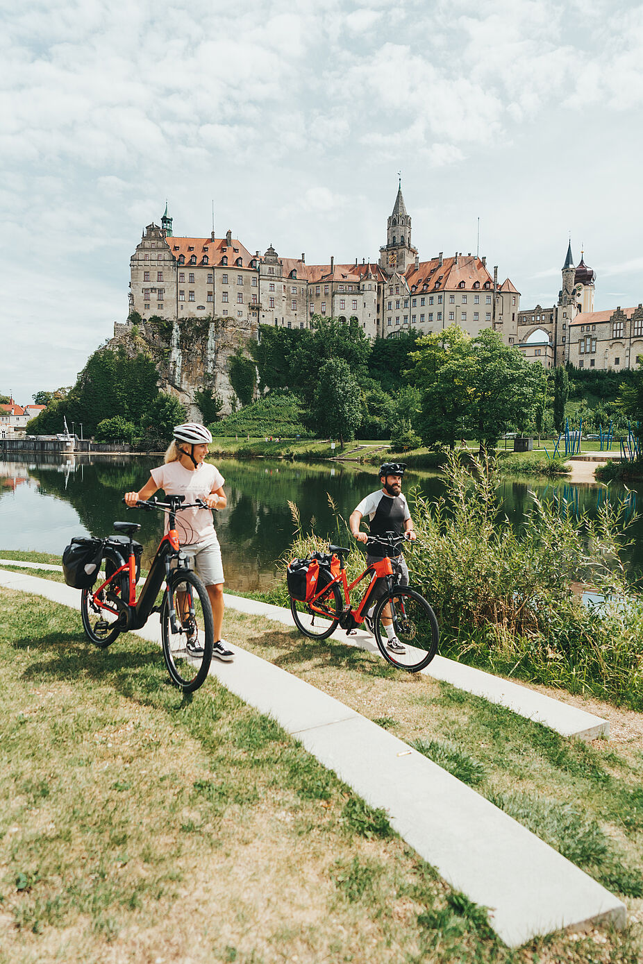 Radfahren auf den Landesradfernwegen Radfahrende vor einer Burg
