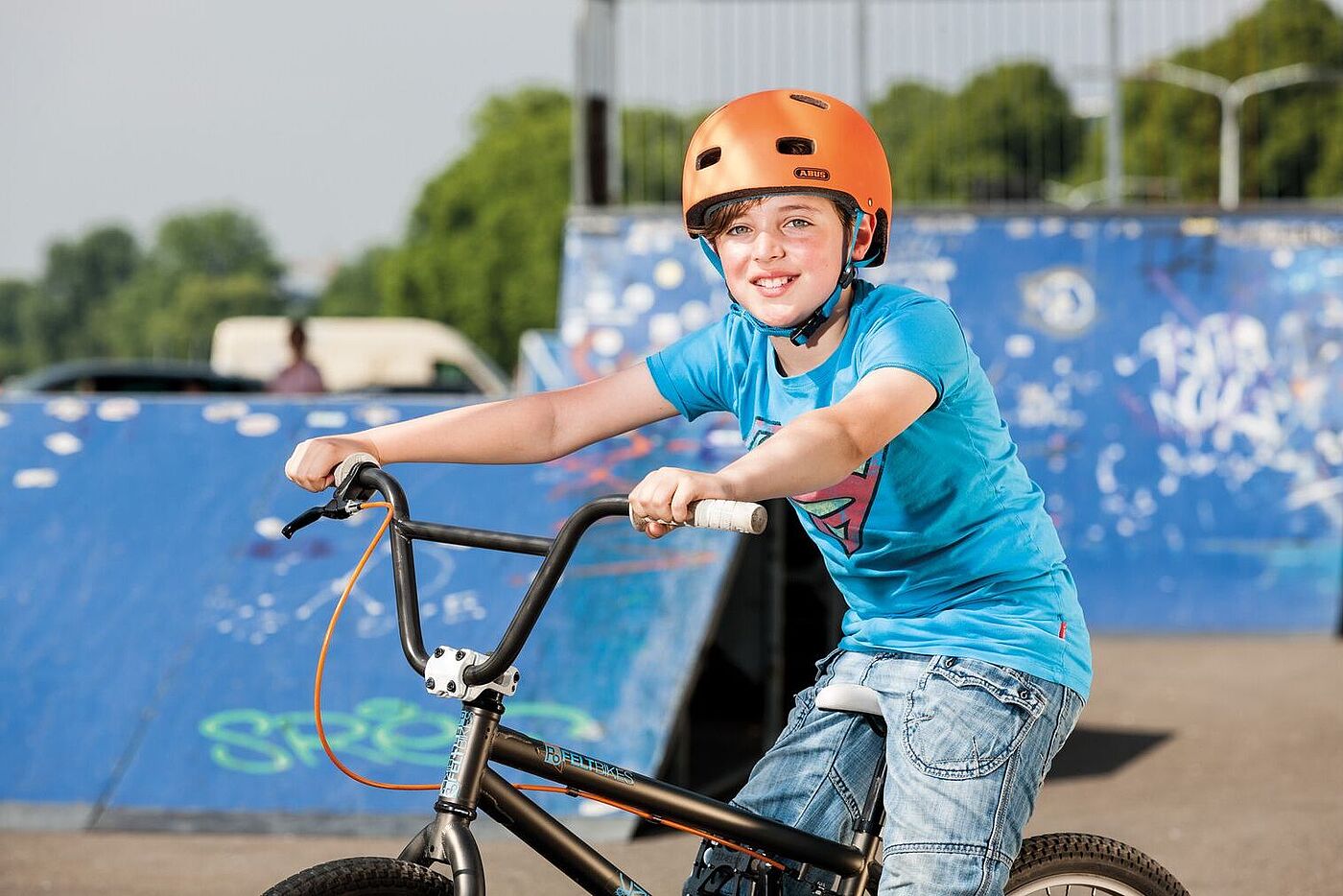 Teenager mit BMX-Rad und Helm