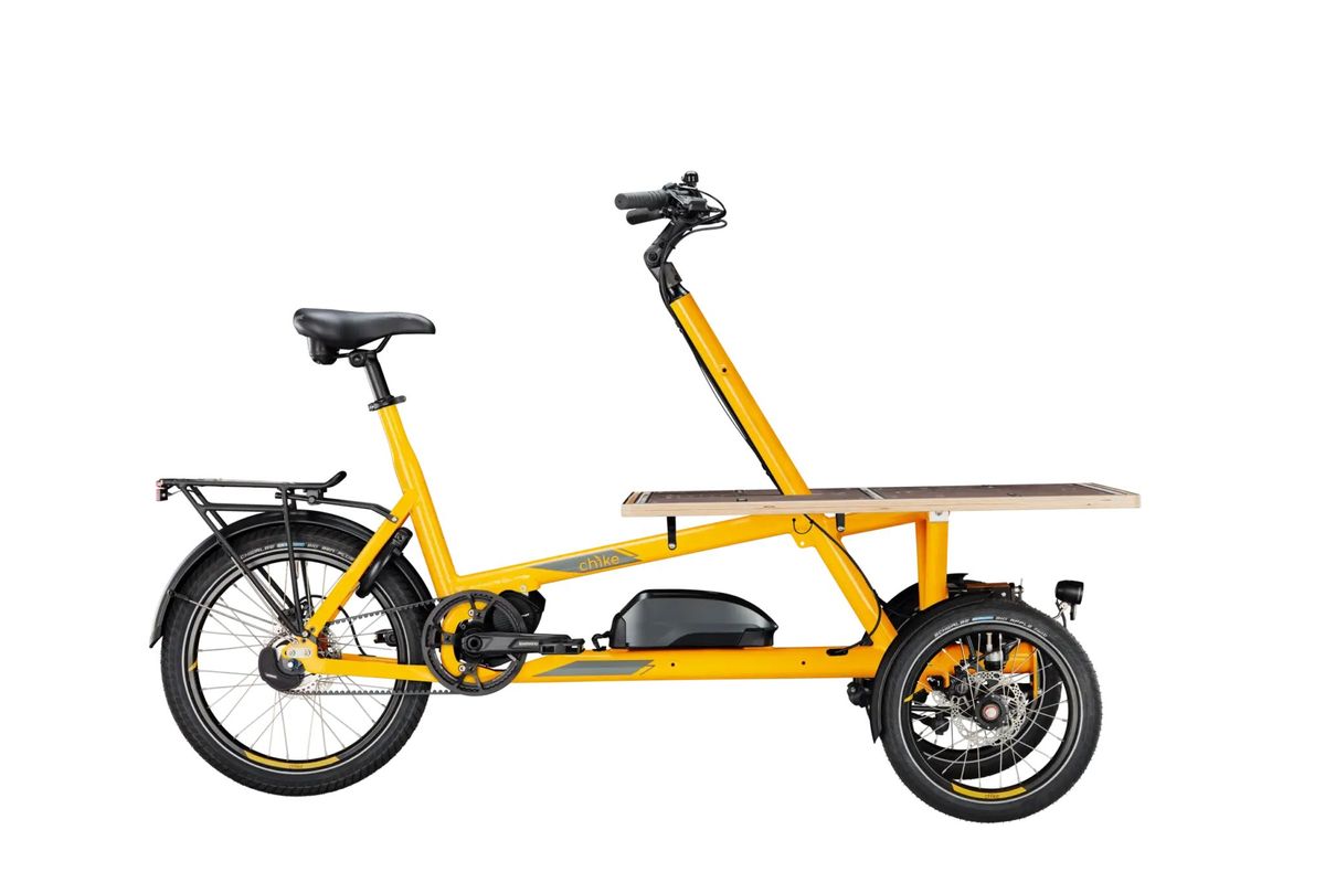Chike Basis Gelbes Lastendreirad mit Transportfläche vor weißem Hintergrund.